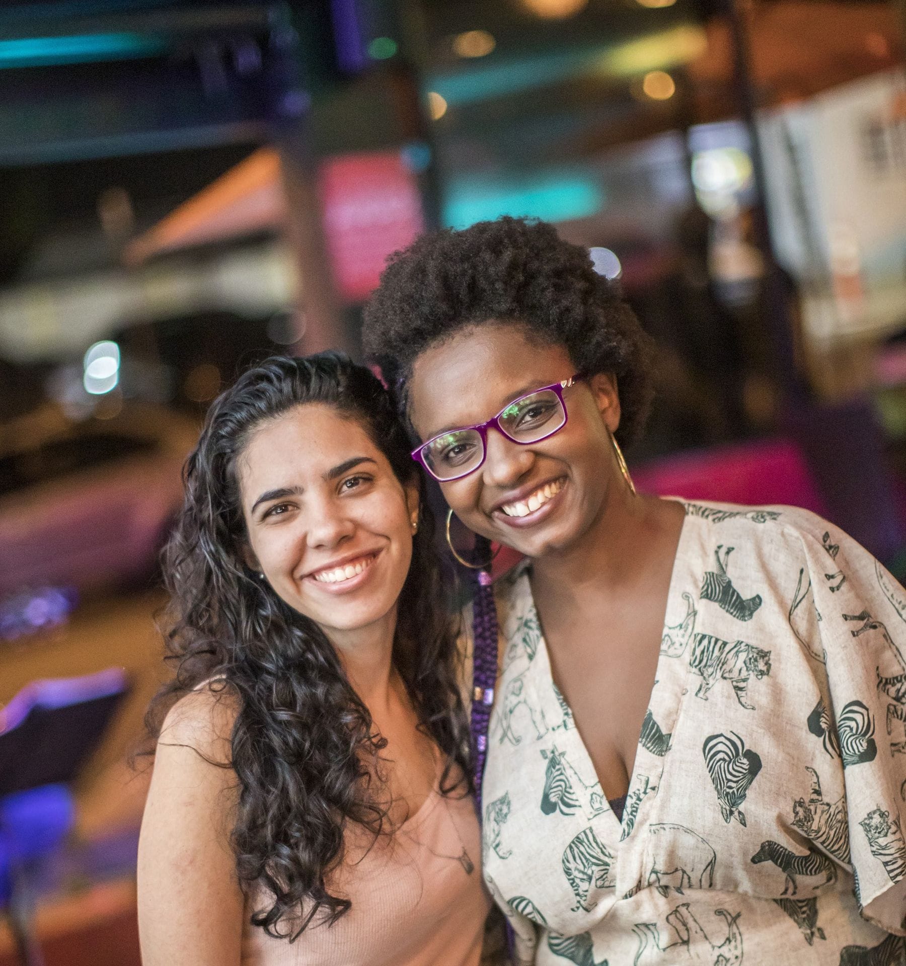 Duas garotas curtindo juntas posando para uma foto no Maria Bonjour
